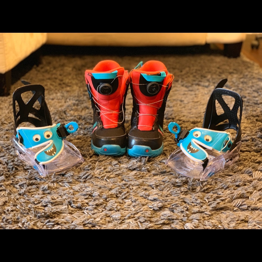 ❗️SOLD❗️ Burton Grom Boots with matching Bindings
